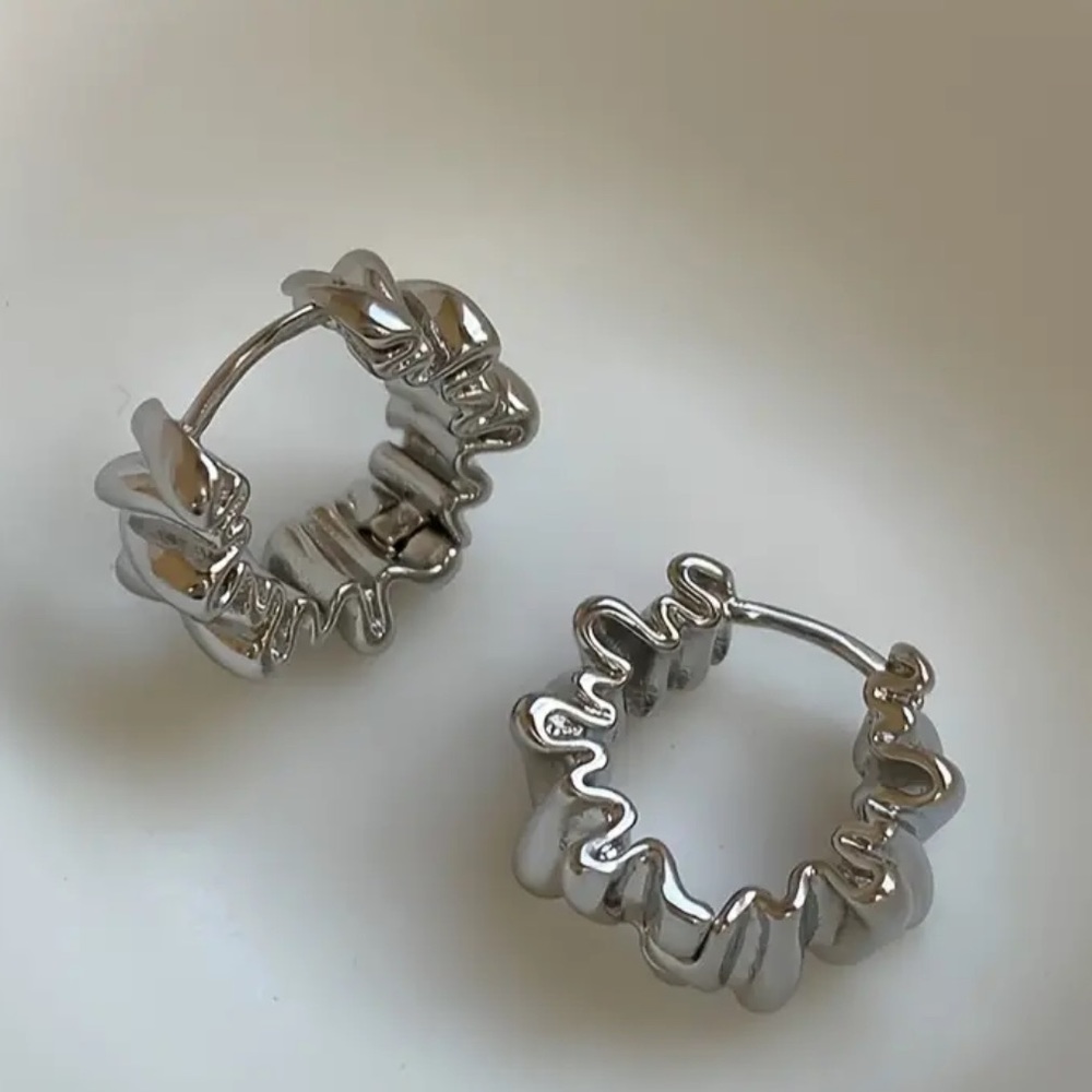 BRAND NEW Elegant Copper Hoop Earrings with Creative Pleated Pattern